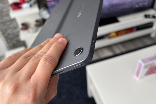 Lenovo Tab Plus: Camera este prezentă, dar nu o vei folosi prea des