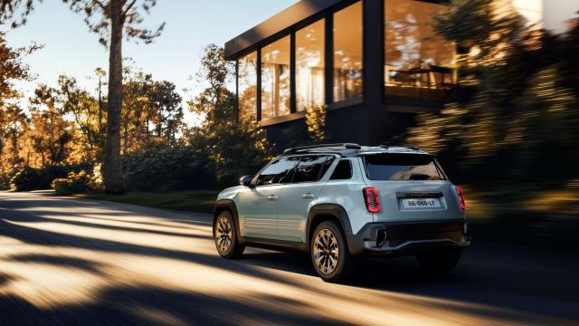 <b>Renault 4 se reinventează sub forma unui crossover electric din segmentul B; Iată cum arată Renault 4 E-tech, rival de Mini Countryman E </b>În ultimul an la mare căutare au început să fie automobilele cu design retro, iar aici mă gândesc în primul rând la Hyundai care a venit pe piață cu modele foarte arătoase precum IONIQ 5, electric desigur. Nici Renault nu stă departe de acest