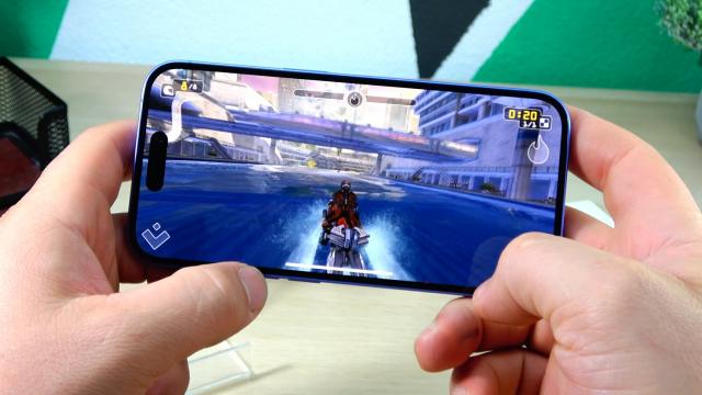<b>Apple iPhone 16: Benchmark-uri care ridică sprâncene, mai ales în GeekBench 6</b>Trecem la testele de performanţă şi găsim un procesor Apple A18 de 3 nanometri, care înlocuiește Apple A16 Bionic de pe iPhone 15 (inaugurat cu iPhone 14 Pro). Este un cipset hexa-core, cu GPU de 5 nuclee și NPU de 16 nuclee pentru Apple Intelligence