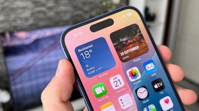 <b>Apple iPhone 16: OS, UI, aplicaţii cu un iOS 18 comod, familiar, dar fără aşa mult AI</b>Trebuie spus din capul locului că iOS 18 nu aduce Apple Intelligence până la final octombrie în SUA. În Europa nu e clar când va fi disponibil, probabil prin 2025. Ce face Apple Intelligence? Permite rescrierea de text pe alt ton, face rezumate la texte