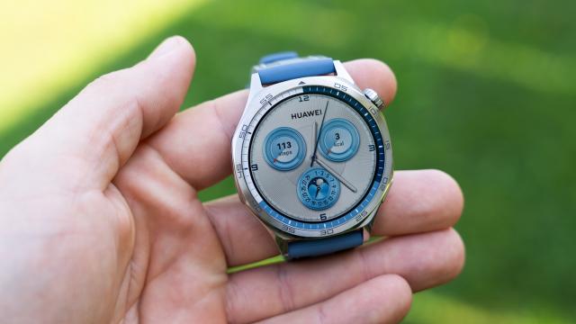 <b>Turul Magazinelor #1474: Huawei Watch GT 5 ieftinit, cel mai accesibil Nintendo Switch OLED, costume de Halloween</b>E acea perioadă a anului când lumea devine brusc interesată de costume de Halloween, de dovleci şi de console de gaming. A venit frigul, s-au schimbat hobby-urile, deh, ce să îi faci? Noi suntem la Turul Magazinelor #1474 şi mă bucură să văd deja un preţ