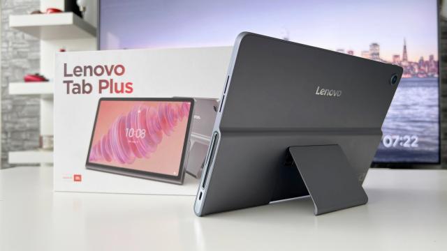 <b>Lenovo Tab Plus review detaliat în limba română (evaluare Mobilissimo)</b>Atunci când te gândești la o tabletă îți vine în minte un format clasic de dispozitiv cu ecran mare și corp subțire, ușor de manevrat și transportat dintr-un loc în altul, iar așa și arată marea majoritate a modelelor de pe piață