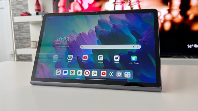 <b>Lenovo Tab Plus: Display-ul este mare și suportă stylus, cu luminozitate OK la interior</b>Lenovo a ales ca pe tableta Tab Plus să vină cu un ecran nici prea mare nici prea mic, astfel că s-a oprit asupra unei diagonale de 11.5 inch, numai bună pentru nevoile tale de productivitate și de entertainment. Panoul de față este un IPS LCD