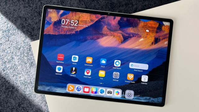 <b>Huawei MatePad 12 X PaperMatte Unboxing şi impresii: tabletă, tastatură, GoPaint şi un pachet studenţesc şi creativ corect</b>După ce am testat tableta Huawei MatePad Pro 12.2 (2024) PaperMatte, acum e rândul celuilalt model dezvăluit în Barcelona luna trecută. E "varianta Lite" dacă vreţi pentru acel model Pro şi se numeşte Huawei MatePad 12 X PaperMatte