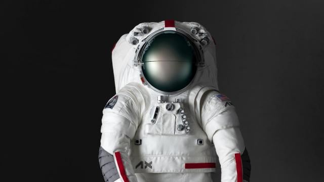<b>Costume de la Prada pentru astronauţii care merg pe Lună; Iată cum arată</b>În ultimele 24 de ore s-a viralizat o serie de fotografii cu costumele spaţiale ale viitorului, mai precis ale viitoarei misiuni NASA spre Lună. Aparent casa de modă italiană Prada a fost aleasă pentru a crea aceste costume, împreună cu compania