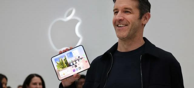 Noul CEO Apple nu crede că AI-ul va ucide iPhone-ul; John Ternus scoate din sertar o strategie folosită de Steve Jobs acum 25 de ani