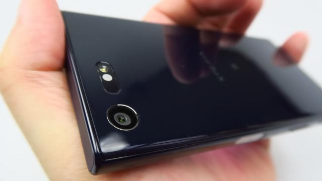 <b>Sony Xperia X Compact Review</b>Mobilissimo.ro realizează recenzia telefonului Sony Xperia X Compact, un model cu ecran de doar 4.6 inch, dar şi o super cameră, teoretic aceeaşi de 23 MP de pe Xperia XZ. Are stabilizare Steadyshot de top şi vine cu un corp butucănos, dar cu tehnologie..
