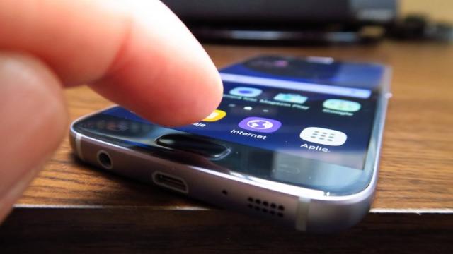 <b>Samsung Galaxy S8 ar putea sosi cu un scanner de amprente ce suportă gesturi swipe; tehnologie proaspăt brevetată de către sud-coreeni</b>Un brevet proaspăt primit de către sud-coreenii de la Samsung ne prezintă o tehnologie asociată scanner-ului de amprente ce va permite realizarea de gesturi swipe pentru interacțiunea cu diverse acțiuni software. Această tehnologie nu este deloc una nouă