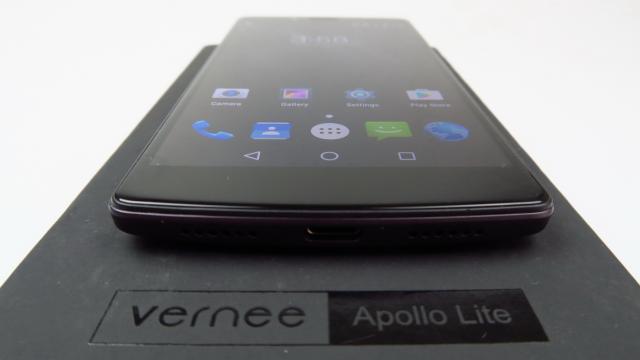 <b>Vernee Apollo Lite Unboxing: scoatem din cutie probabil cel mai accesibil telefon cu 4 GB RAM, vine cu design interesant (Video)</b>Mobilissimo.ro îl scoate din cutie pe Vernee APollo Liţe, telefon cu 4 GB RAM şi preţ foarte accesibil, de doar 189 dolari la Gearbest.com. Mai mult decât atât, acest model va costă doar 99 de dolari începând cu 31 octombrie, într-o campanie de flash sale
