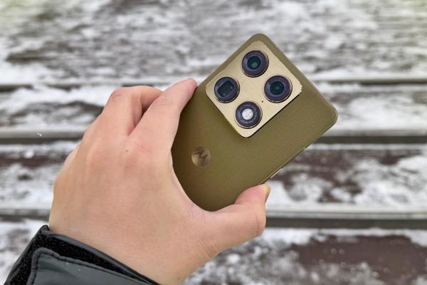 Motorola Signature: Design premium, rece la atingere și material textil în nuanțe Pantone, grosime de doar 6.9mm