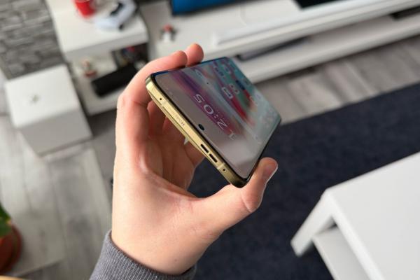 Motorola Signature: Acustică ce implică două difuzoare duale, susținute de Dolby Atmos pentru detalii, bas și voci calde