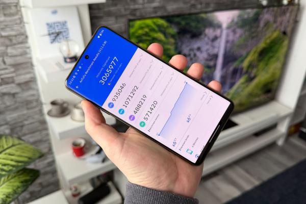 Motorola Signature: Soluția de răcire ArcticMesh Cooling dă roade și livrează un Snapdragon 8 Gen5 triumfător în benchmark-uri