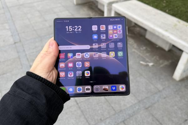 Huawei Mate X7: Display-uri mai mari, pliu mai bine ascuns, ecran pliabil imersiv