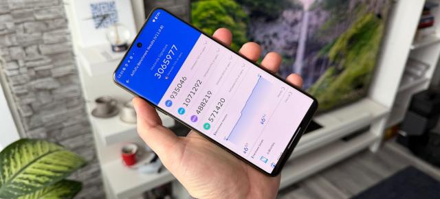 Motorola Signature: Soluția de răcire ArcticMesh Cooling dă roade și livrează un Snapdragon 8 Gen5 triumfător în benchmark-uri