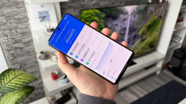 <b>Motorola Signature: Soluția de răcire ArcticMesh Cooling dă roade și livrează un Snapdragon 8 Gen5 triumfător în benchmark-uri</b>Dintr-un motiv care ține cel mai probabil de costuri, Motorola a decis să nu ofere procesorul de top Snapdragon 8 Elite Gen5 pe Signature, luând decizia că performanța livrată de Snapdragon 8 Gen5 e ce trebuie pentru acest model