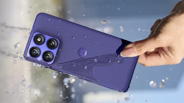 <b>Motorola edge 70 Fusion în imagini din toate unghiurile, pe nuanțe Pantone și cu baterie de 7000 mAh</b>Poate cel mai consistent leak bifat pe luna februarie îi aparține lui Motorola edge 70 Fusion care astăzi se dezvăluie în totalitate, cel puțin din punct de vedere al design-ului. Celebrul Evan Blass ne oferă aproape 30 de imagini oficiale 
