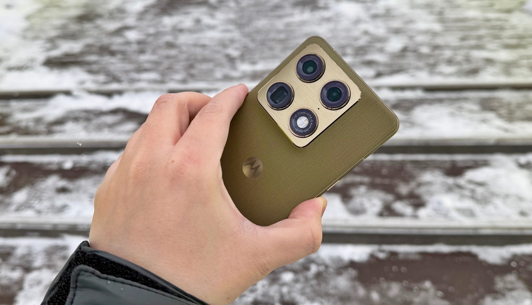 Motorola Signature: Design premium, rece la atingere și material textil în nuanțe Pantone, grosime de doar 6.9mm