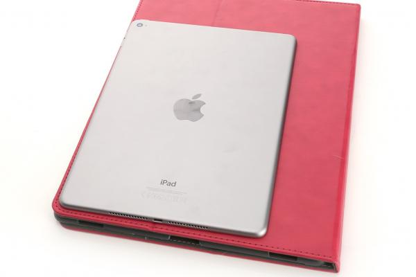 Dimensiunile carcasei lui iPad Air Plus sunt comparate cu cele ale tabletei iPad Air de 9.7 inch