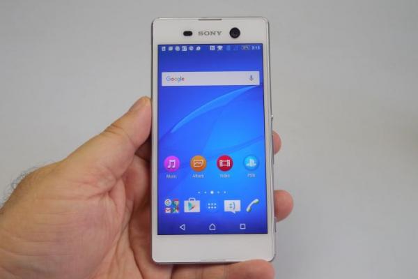 Sony Xperia M5 Review: "Telefonul Batman" se descurcă mai bine noaptea decât ziua, dar asta nu e de ajuns (Video)