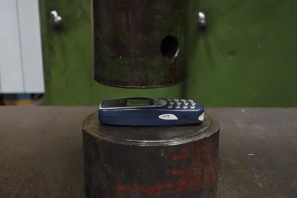 Nokia 3310 versus presă hidraulică: modelul iconic Nokia ajunge abţibild (Video)