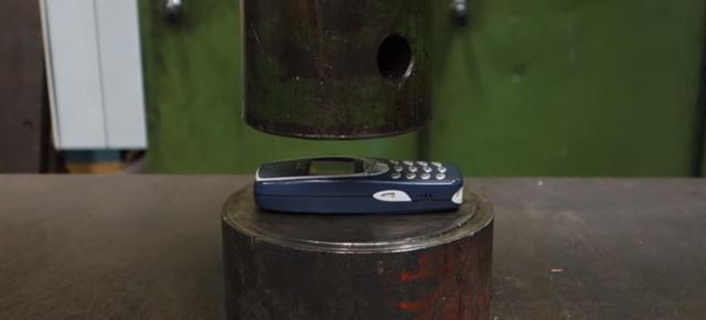 Nokia 3310 versus presă hidraulică: modelul iconic Nokia ajunge abţibild (Video)