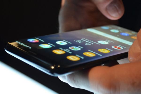 Samsung Galaxy S8 hands-on: mai îngust şi mai puţin curbat decât ai crede, ecranul e impresionant şi nimeni nu vorbeşte despre cameră