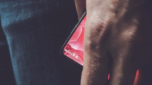 <b>Smartphone-ul lui Andy Rubin numit Essential FIH-PM1 va rula într-adevăr Android; Eric Schmidt (CEO Alphabet) confirmă!</b>După teaser-ul anterior pe care chiar Andy Rubin îl prezenta pentru smartphone-ul propriu, iată că o nouă informație apare în mediul online. Aflăm din partea lui Eric Schmidt (CEO Alphabet Inc), faptul că într-adevăr smartphone-ul lui Rubi va rula Android