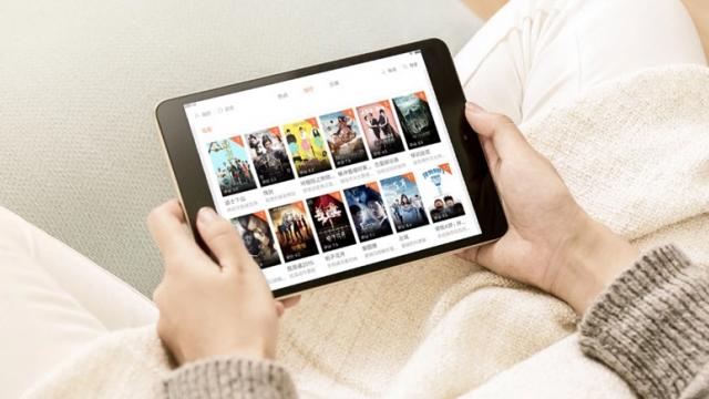 <b>Tableta Xiaomi Mi Pad 3 este anunțată oficial; se face trecerea la un chipset MediaTek și primim 4 GB RAM</b>Fără un eveniment de presă asociat, iată că tableta Xiaomi Mi Pad 3 debutează oficial astăzi, fiind listată pe site-ul companiei asiatice. Aflați din start faptul că cel puțin din punct de vedere al design-ului nu există mari diferențe comparativ cu model