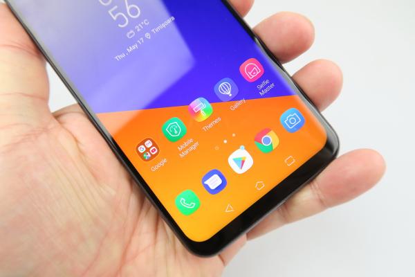 ASUS ZenFone 5: Display mare, luminos, personalizabil, dar asimetric
