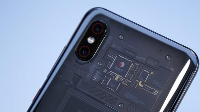 <b>Xiaomi Mi 8 Explorer Edition își prezintă spatele transparent într-o serie de fotografii hands-on</b>În cursul zilei de ieri cei de la Xiaomi au anunțat lansarea flagship-ului Xiaomi Mi 8, primul smartphone Android de pe piață ce adoptă o soluție de autentificare facială 3D. Pe lângă varianta standard, a fost dezvăluit și un model Explorer Edition