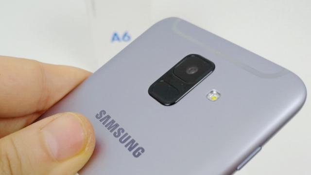 <b>Samsung Galaxy A6 (2018) Unboxing: un soi de Galaxy A8 (2018) mai Lite, sau un Galaxy J emancipat (Video)</b>Cel mai proaspăt smartphone Samsung a ajuns și pe masa noastră de teste în ultima săptămână, fiind vorba despre nimeni altul decât Samsung Galaxy A6 (2018). Astăzi scoatem telefonul din cutie și descoperim care sunt principalele sale puncte forte