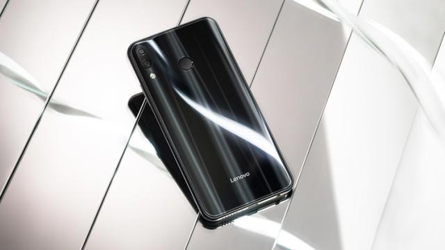 <b>Lenovo Z5 este acum oficial cu ecran de 6.2 inch și procesor SD636; Rival pentru ZenFone 5 la jumătate de preț</b>Astăzi a venit și debutul lui Lenovo Z5, un telefon care pe seama leak-urilor și chiar a teserelor oficiale se anunța a fi un super smartphone cu ecran fără margini și dotări de top. Nimic mai greșit pentru că în realitate Lenovo Z5 este doar un