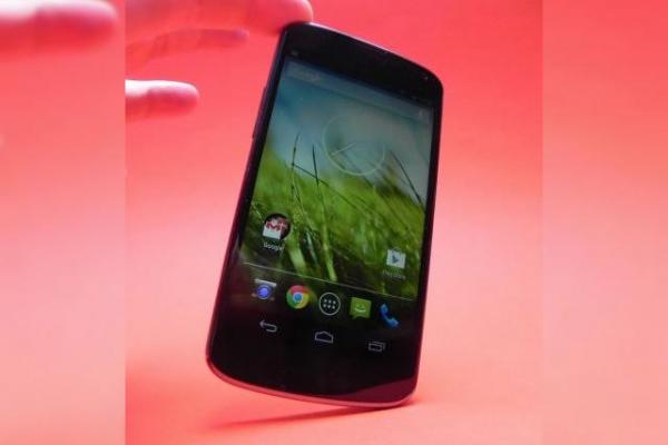 Review Google Nexus 4: baterie bună, OS atractiv, dezamăgire În rest (Video)