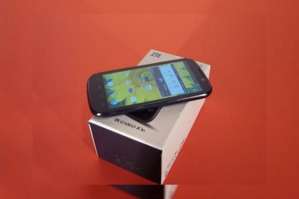 ZTE Grand X In unboxing: primul nostru telefon cu procesor Intel scos din cutie (Video)