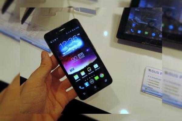 MWC 2013: ASUS PadFone Infinity hands on: spatele de metal ne-a cucerit! (Video)