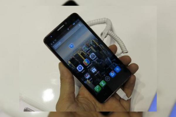MWC 2013: Alcatel One Touch Idol, telefon cu ecran bun și Jelly Bean, carcasa cu feeling ieftin (Video)