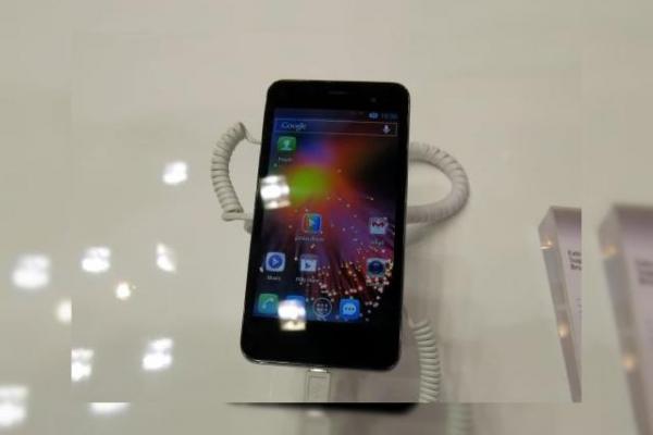 MWC 2013: Alcatel One Touch Star hands on - e loc și pentru midrange la MWC! (Video)