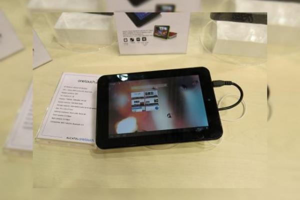 MWC 2013: Alcatel produce și tablete! Iată un hands on cu Alcatel One Touch Tab 7HD (Video)