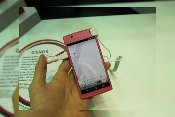 MWC 2013: Hands on cu Kyocera Digno S, smartphone 4G LTE roz pentru domnișoare (Video)