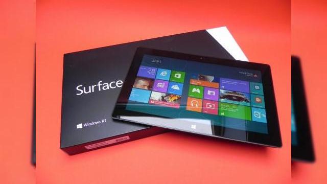 <b>Microsoft Surface RT unboxing: scoatem din cutie o tabletă elegantă, neașteptat de mare (Video)</b>Când am văzut tableta Microsoft Surface RT în reclame părea un device foarte subțire, pe care actori îl țineau în mână în vreme ce făceau breakdance. Ei bine, nu e chiar așa și nu îmi imaginez o persoană fără brațe dezvoltate ținând...