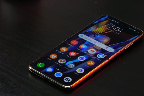 Huawei P50 Pocket: OS, UI, aplicaţii bazate pe un EMUI 12 aerisit, personalizabil, dar fără Flex Mode