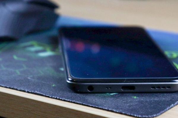 Realme 8i : Un singur difuzor, dar cu putere suficientă și claritate bună