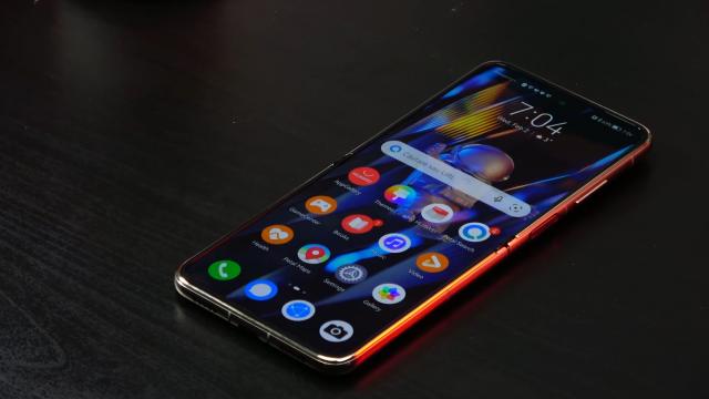 <b>Huawei P50 Pocket: OS, UI, aplicaţii bazate pe un EMUI 12 aerisit, personalizabil, dar fără Flex Mode</b>Tot ce am spus şi scris în recenzia lui Huawei P50 Pro la capitolul software de aplica şi la Huawei P50 Pocket. Telefonul are EMUI 12 la bord, identic la prima vedere cu HarmonyOS 2.0, dar bazat pe Android 11 şi nu 12. În China telefonul se vinde