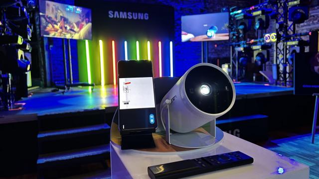 <b>Samsung România a prezentat videoproiectorul portabil Freestyle: dispozitiv de 830 grame gata de Cupa Mondială</b>Unul dintre segmentele noi în care Samsung a intrat în 2022 este cel al videoproiectoarelor portabile, odată cu debutul lui Samsung Freestyle. Acesta este un videoproiector Full HD de doar 830 de grame, care se poate transporta în ghiozdan. 