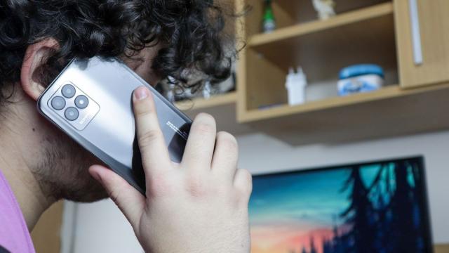 <b>Realme 8i: Conectivitate de generație mai veche, dar care nu dezamăgește</b>Când vine vorba de conectivitate, realme 8i nu aduce conexiuni 5G sau tehnologia Wi-Fi 6, dar păstrează foarte bine tehnologiile, să zicem așa, de generație mai veche. Să nu mă înțelegeți greșit: vitezele de internet și stabilitate conexiunilor nu sunt