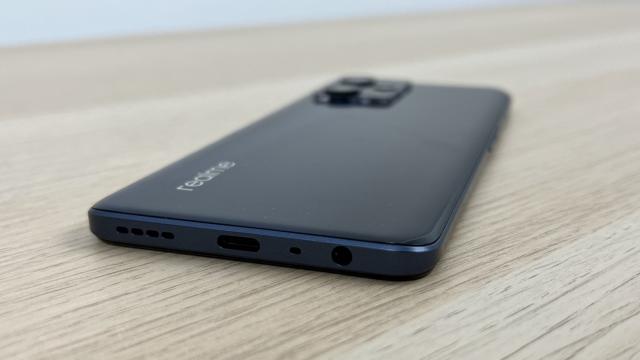 <b>realme 9 PRO+: Acustică stereo, cu înalte impresionante, reglaje Dolby Atmos</b>realme 9 PRO+ vine cu difuzoare stereo, pentru a completa ecranul de calitate şi a întregi experiența multimedia şi de gaming. Un speaker se află jos şi celălalt este difuzorul de convorbiri, cel de sus are o meşă destul de lată. Setările pentru zona