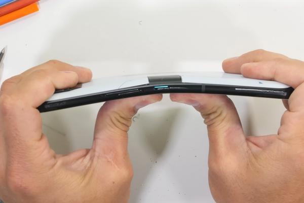 ASUS ROG Phone 7 Ultimate ajunge pe masa de teste a lui JerryRigEverything; Cât de rezistent e puternicul telefon de gaming?