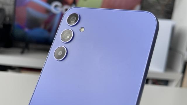 <b>Samsung Galaxy A34 5G - Cameră midrange cu stabilizare surprinzător de bună, culori vii, detalii suficiente</b>Samsung Galaxy A34 5G este un smartphone de aproximativ 1399 lei (la ultima verificare) și aduce un senzor selfie Sony IMX258 de 13 MP integrat în decupaj picătură. Are deschidere F/2.2 și poate filma la calitate 4K 30 FPS. În spate descoperim o cameră