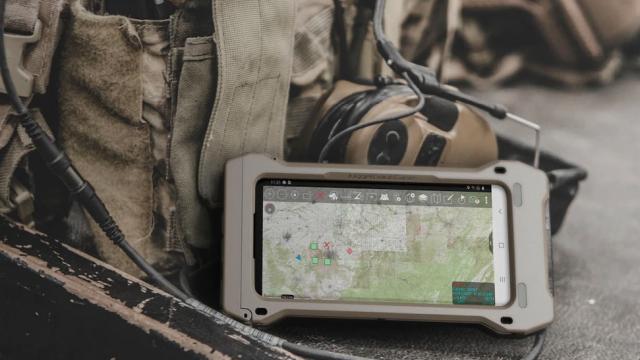 <b>Samsung a lansat un Galaxy S23 pentru militarii din armata SUA; Ce oferă Galaxy S23 Tactical Edition?</b>O nouă lansare vine astăzi din partea celor de la Samsung, sub forma lui Galaxy S23 Tactical Edition. Așa cum spune și titlul postării de față, avem de-a face cu o ediție specială de S23, adresată armatei SUA, oferind extra protecție