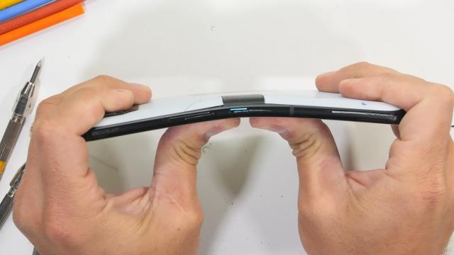 <b>ASUS ROG Phone 7 Ultimate ajunge pe masa de teste a lui JerryRigEverything; Cât de rezistent e puternicul telefon de gaming?</b>Iată că a ajuns pe masa de teste a lui JerryRigEverything și noul smartphone de gaming din portofoliul ASUS. ROG Phone 7 Ultimate e considerat cel mai puternic terminal cu Android, având CPU de ultimă generație, dar și un sistem motorizat AeroActive